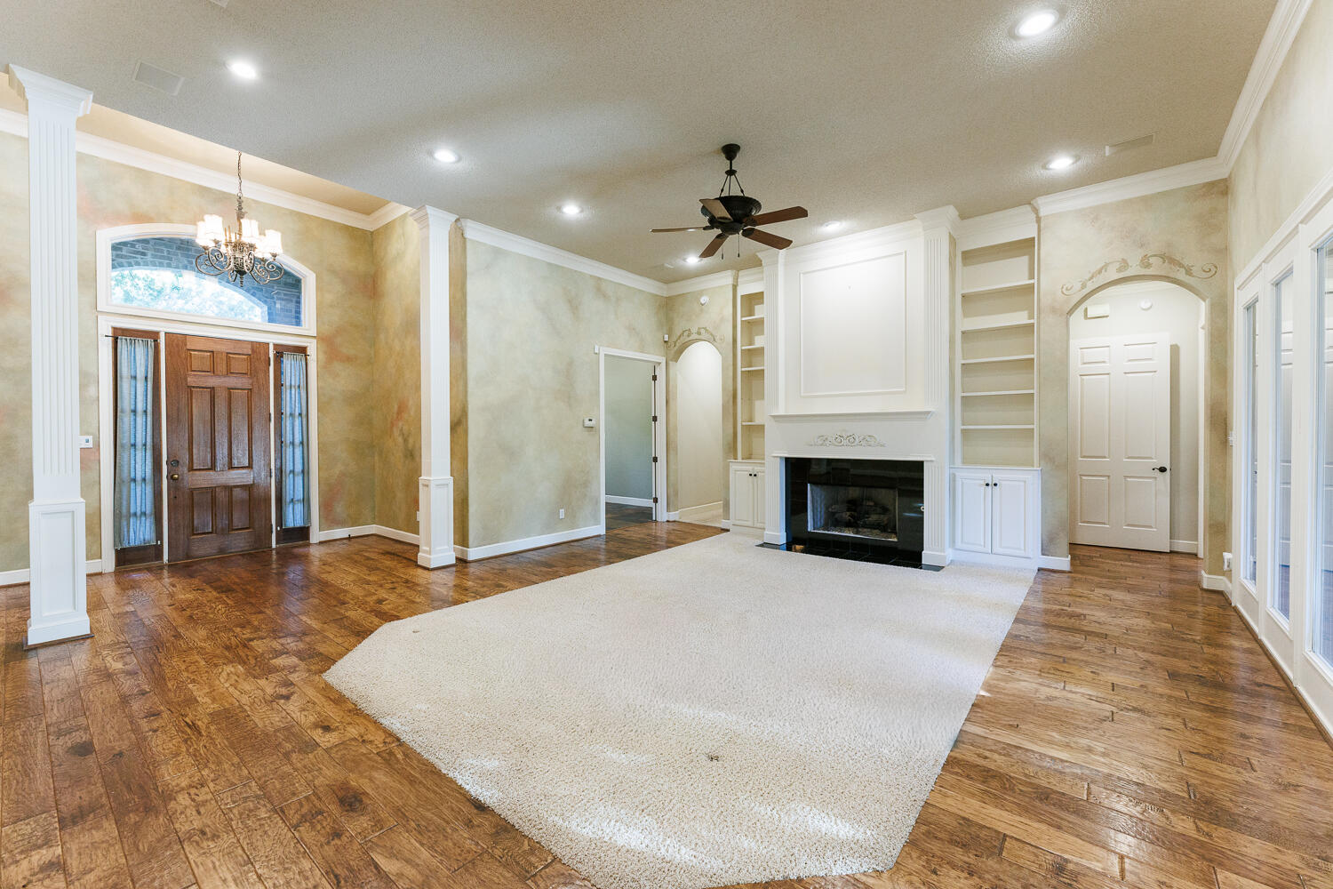 9809 Topeka Avenue Lubbock, TX 79424 - Photo 15 of 87 Living Room