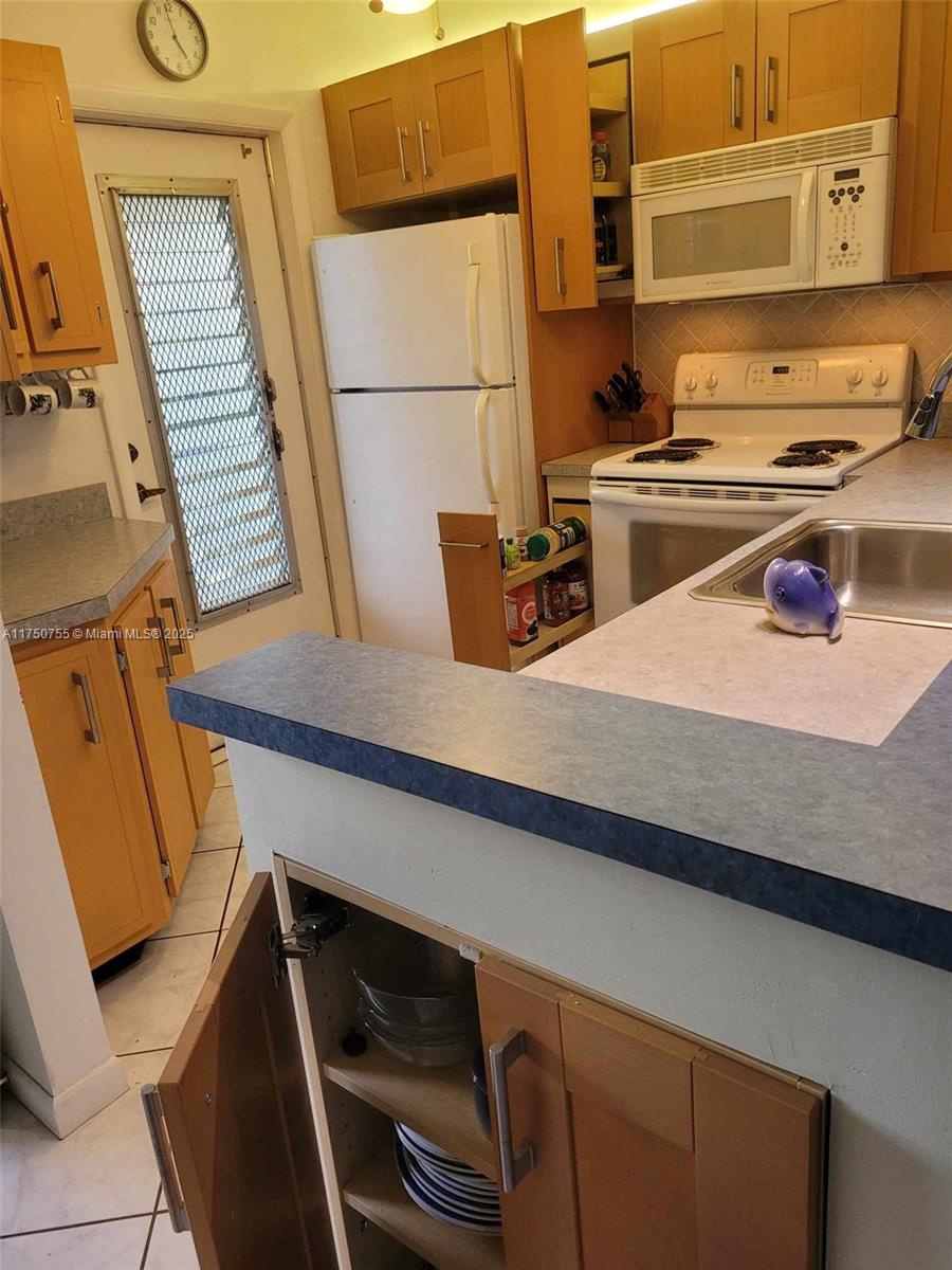 4801 Northwest 34th Street, Unit 602 Lauderdale Lakes, FL 33319 - Photo 9 of 15