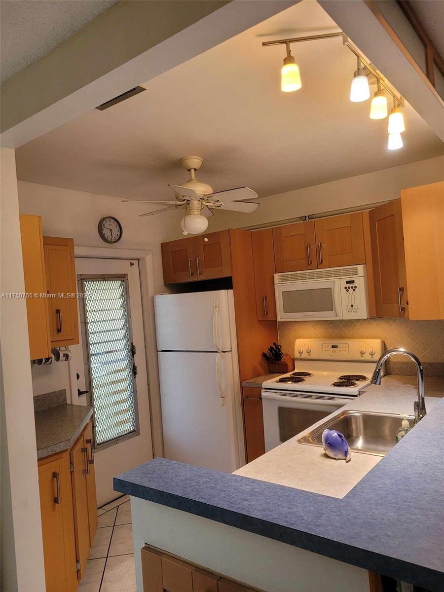 4801 Northwest 34th Street, Unit 602 Lauderdale Lakes, FL 33319 - Photo 10 of 15