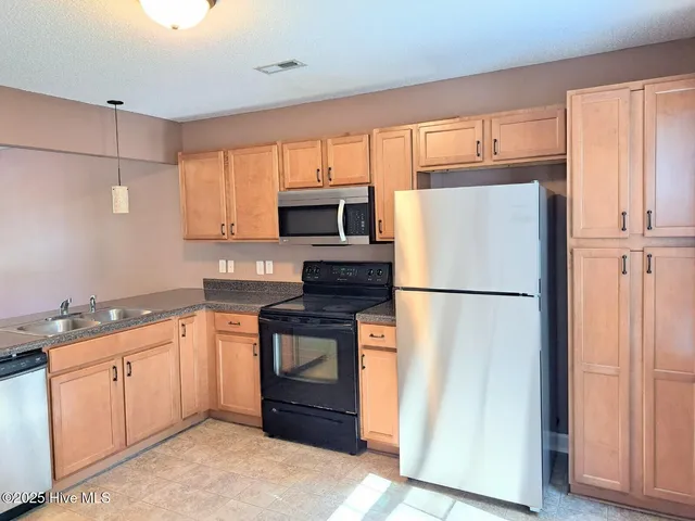 $1,250 | 302 Burley Drive, Unit 5, Hubert, NC 28539