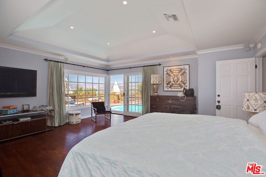 3333 Wrightwood Drive Studio City, CA 91604 - Photo 15 of 33 a bedroom with a large bed and flat tv screen