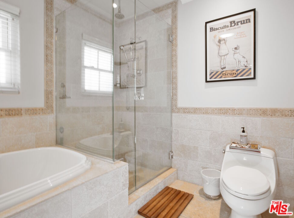 3333 Wrightwood Drive Studio City, CA 91604 - Photo 20 of 33 a bathroom with a toilet a sink and bathtub