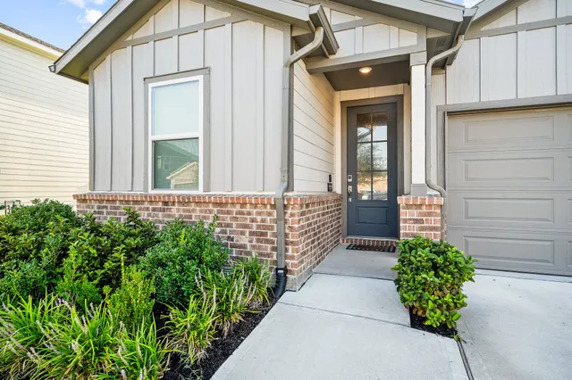 a view of a pathway of a house