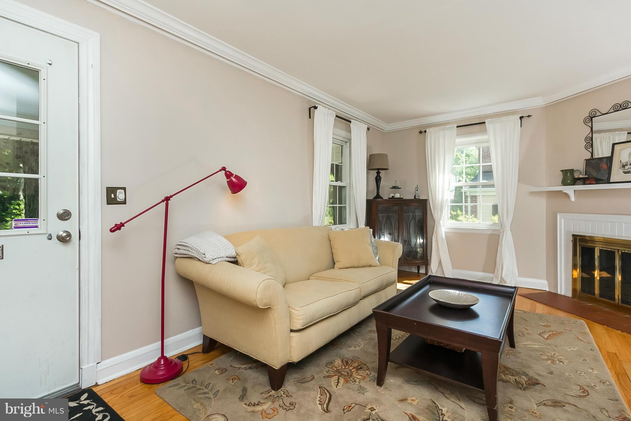 306 Weatherbee Road Towson, MD 21286 - Photo 4 of 28 Living Room