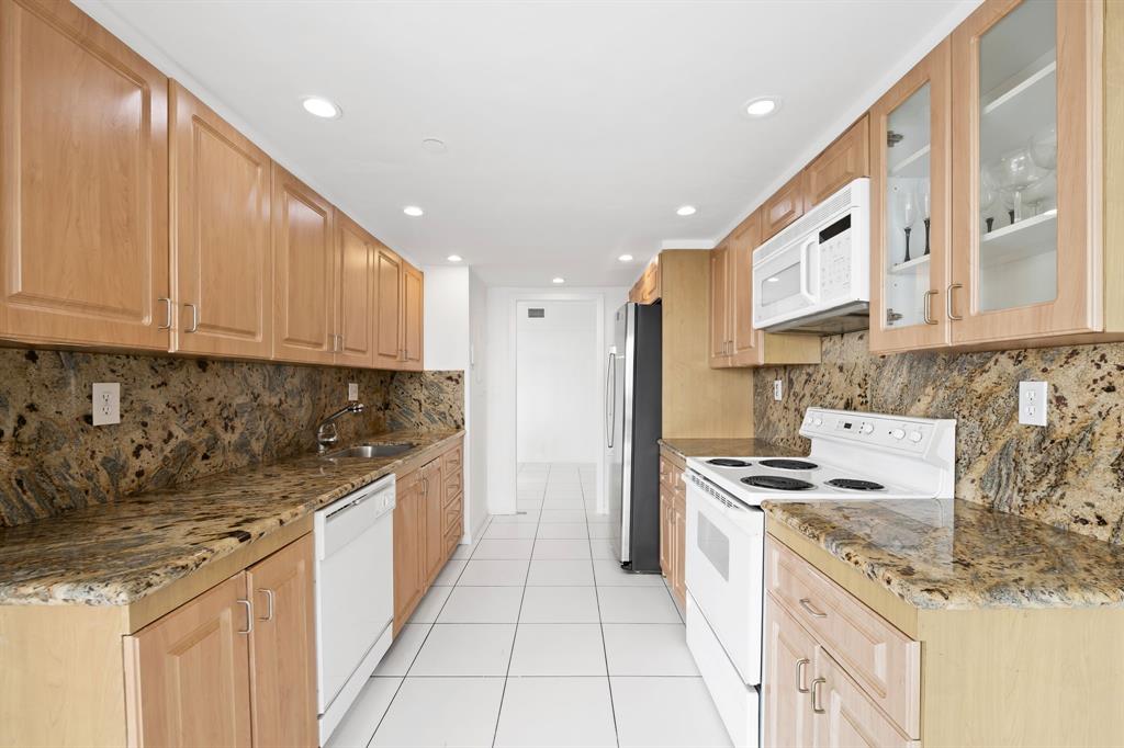 1000 Quayside Terrace, Unit 1606 Miami, FL 33138 - Photo 15 of 57