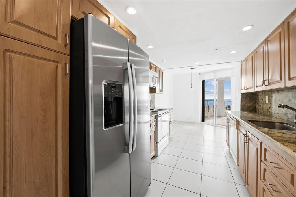 1000 Quayside Terrace, Unit 1606 Miami, FL 33138 - Photo 16 of 57