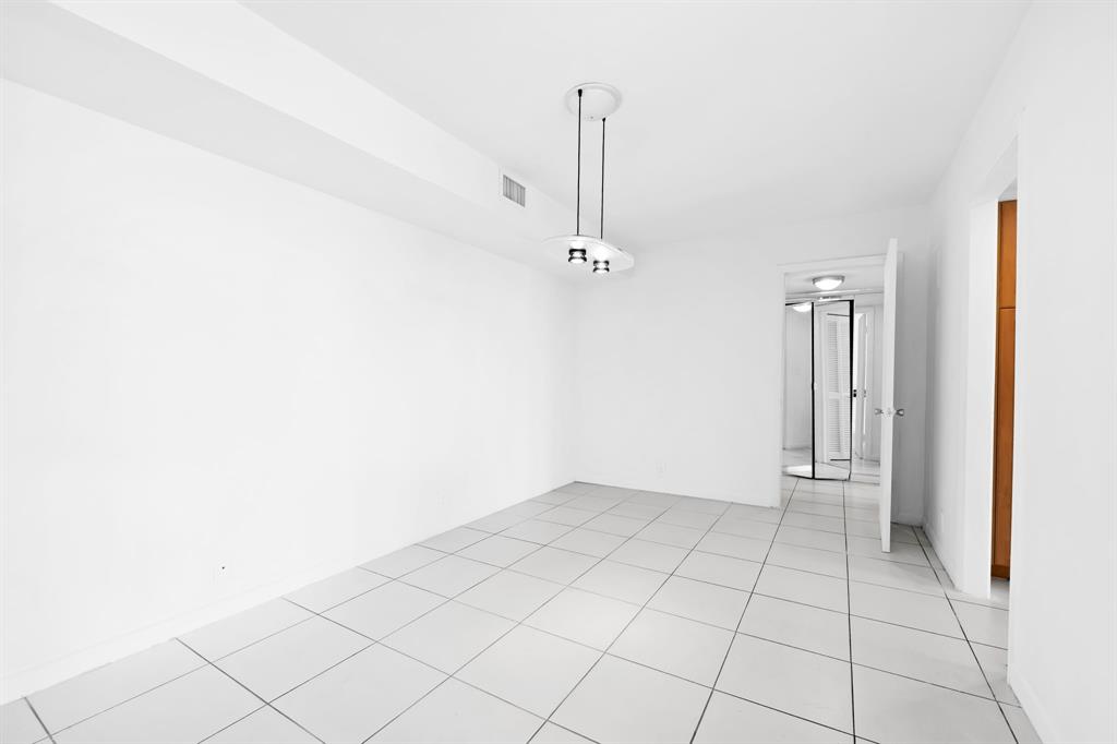 1000 Quayside Terrace, Unit 1606 Miami, FL 33138 - Photo 17 of 57 Dining Room