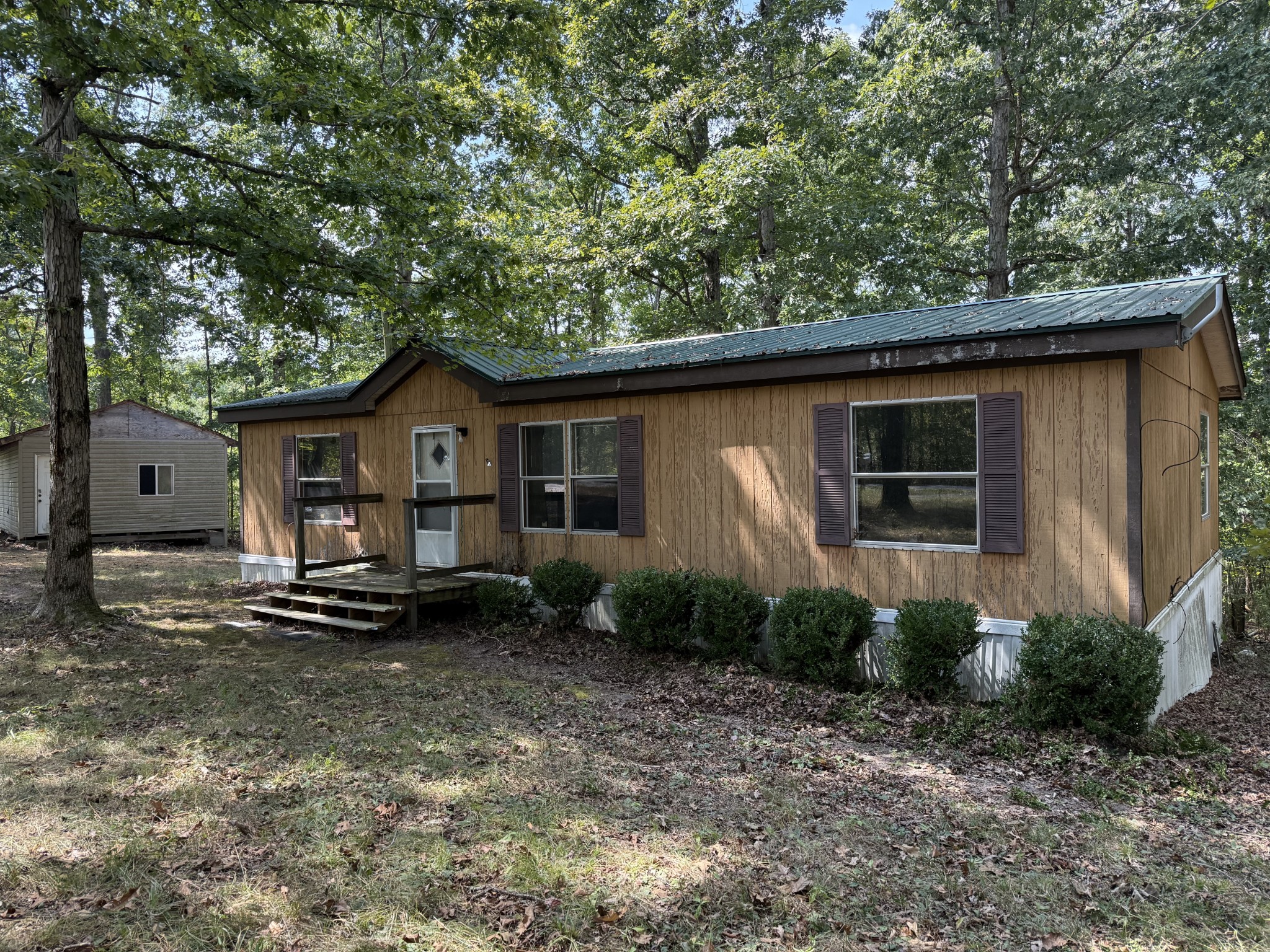 130 Hawk Ridge Road Summertown, TN 38483 - Photo 3 of 14 a front view of a house with garden