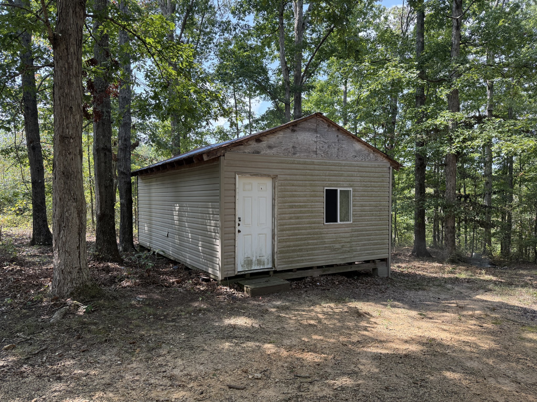 130 Hawk Ridge Road Summertown, TN 38483 - Photo 4 of 14 a front view of a house with a garden