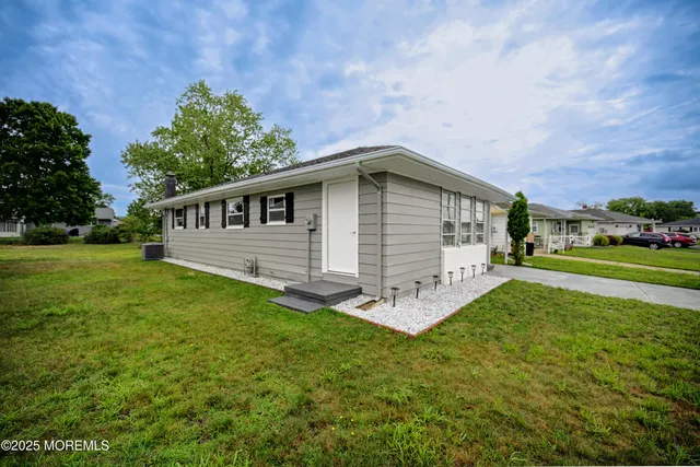 a view of an house with backyard and garden