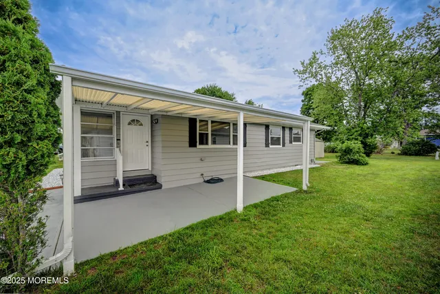 a view of a house with a backyard