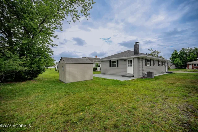 a view of a house with backyard and garden
