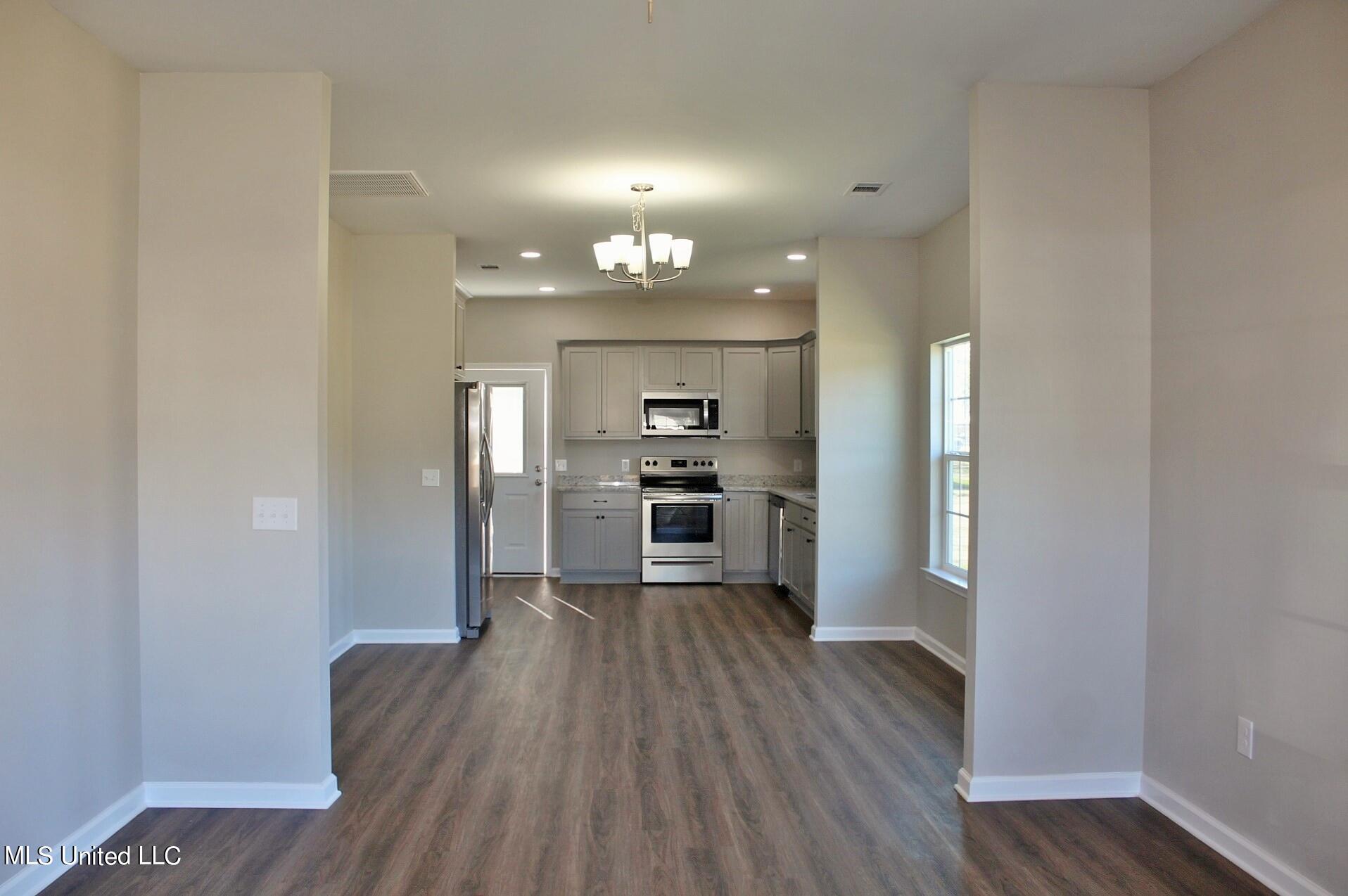184 Ridge Lane Lucedale, MS 39452 - Photo 6 of 11 5-Living Room