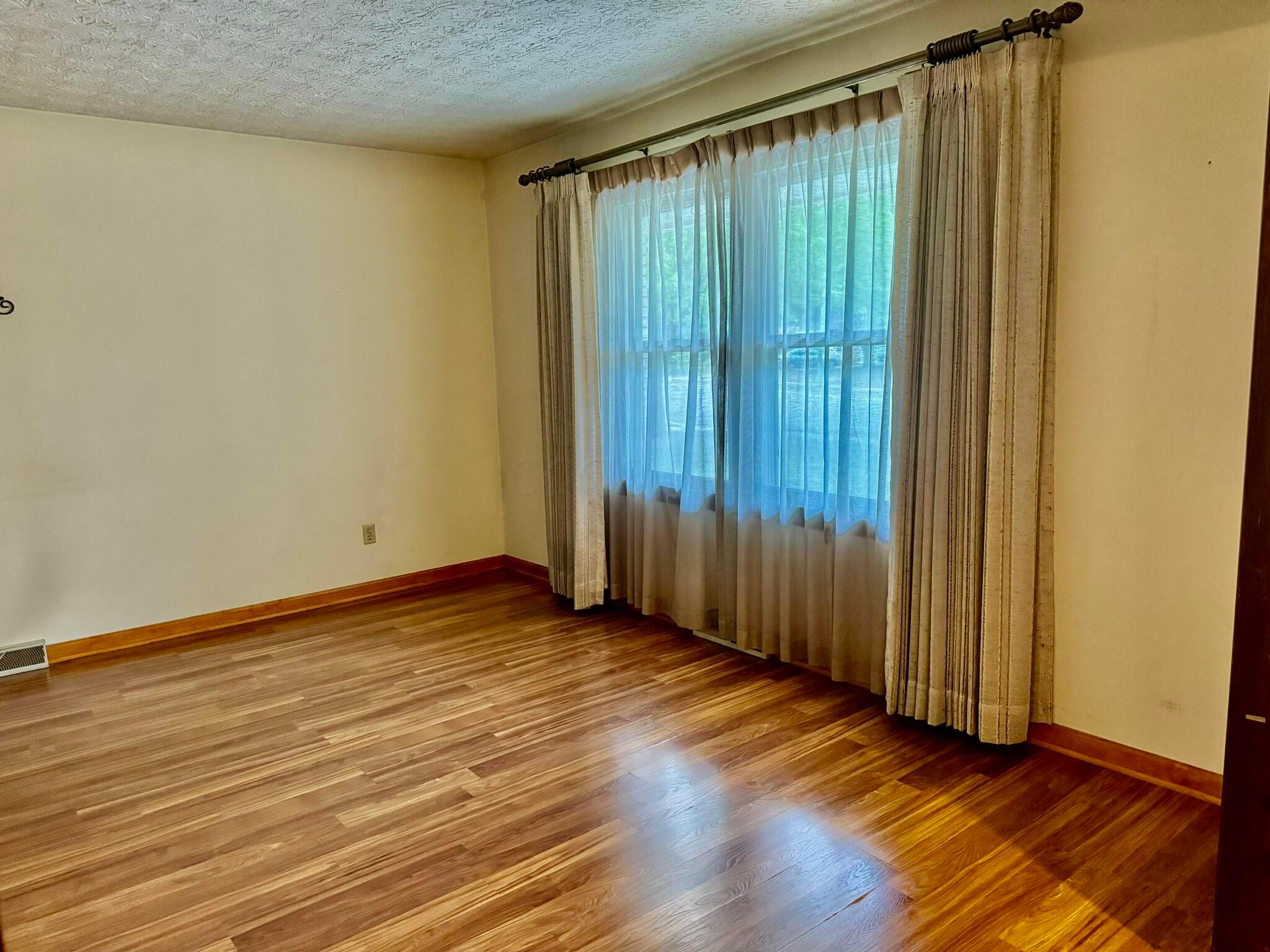 123 Somerset Road Delaware, OH 43015 - Photo 9 of 24 Living Room