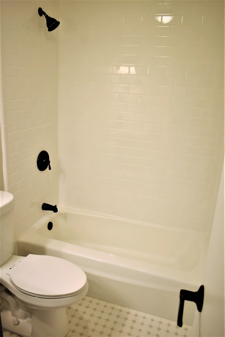 6166 North Sheridan Road, Unit 10D Chicago, IL 60660 - Photo 12 of 23 a bathroom with a toilet and a shower