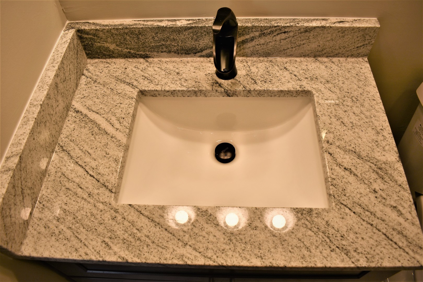 6166 North Sheridan Road, Unit 10D Chicago, IL 60660 - Photo 14 of 23 a bathroom with a sink