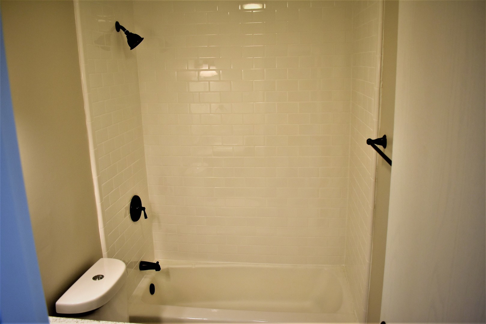 6166 North Sheridan Road, Unit 10D Chicago, IL 60660 - Photo 16 of 23 a bathroom with a tub and shower