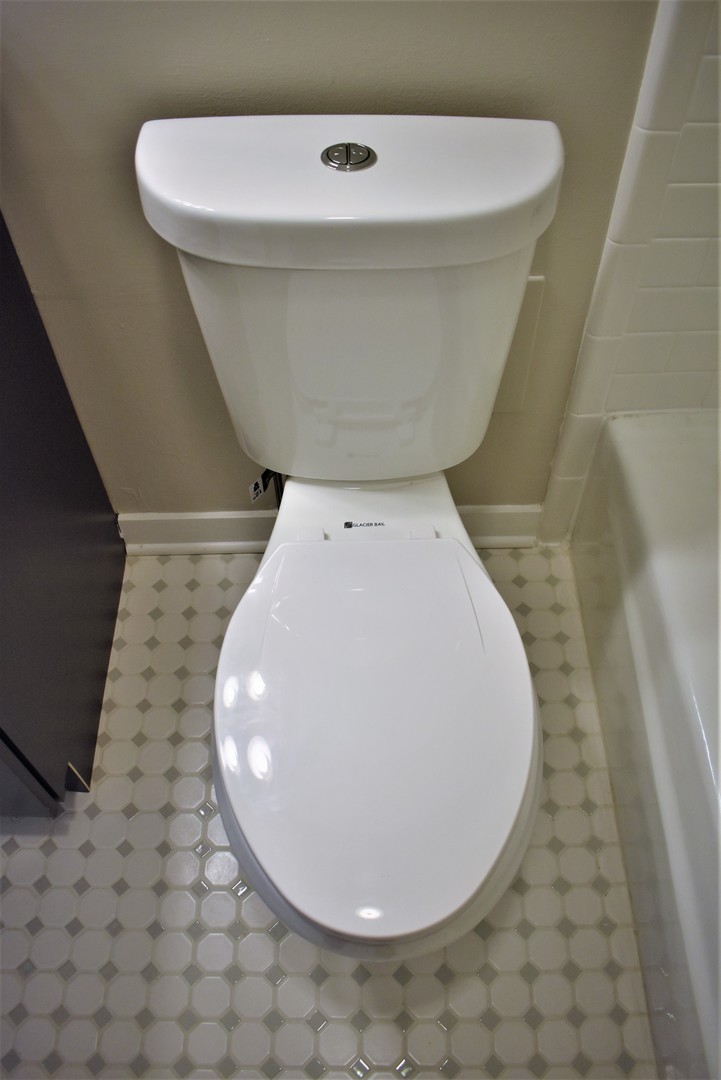 6166 North Sheridan Road, Unit 10D Chicago, IL 60660 - Photo 17 of 23 a view of a room with a sink and mirror