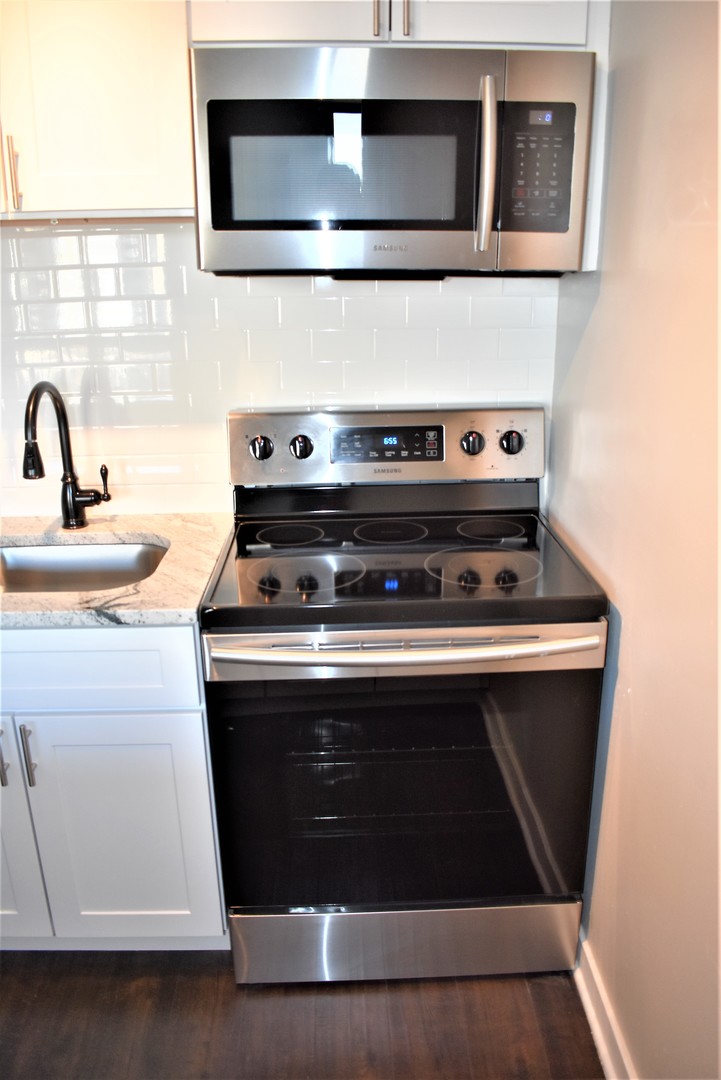 6166 North Sheridan Road, Unit 10D Chicago, IL 60660 - Photo 5 of 23 a stove top oven sitting inside of a kitchen