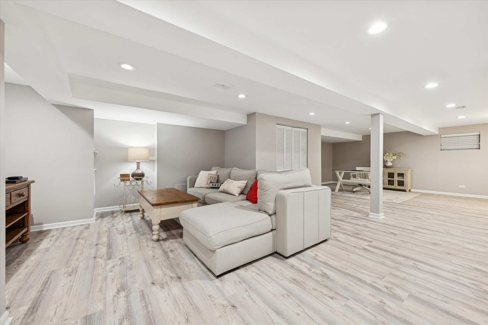 494 Old Surrey Road Hinsdale, IL 60521 - Photo 13 of 21 a living room with furniture and a wooden floor