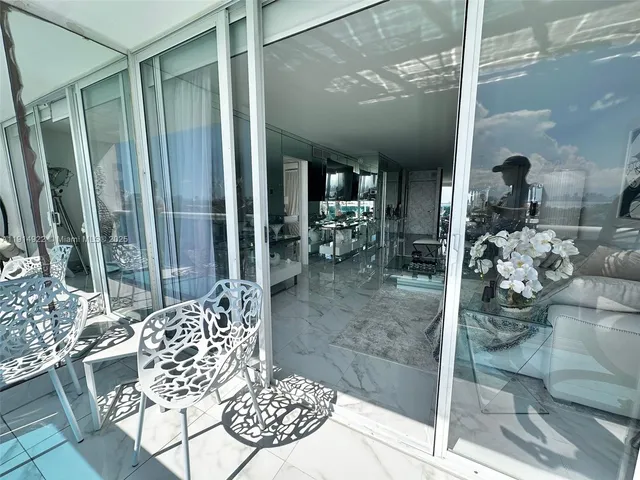 a view of entryway with livingroom