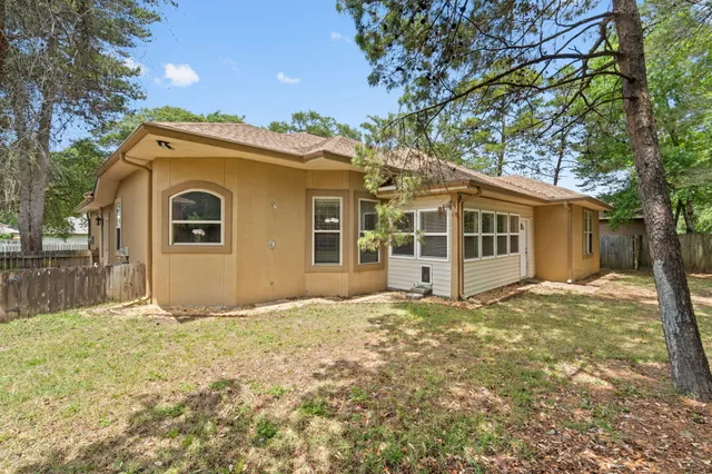 a view of a back yard