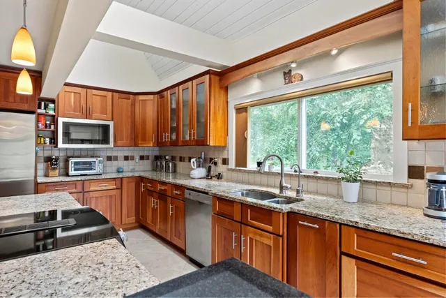 $499,000 | 5 Hillside Place, Unit 2, Boothbay, ME 04537