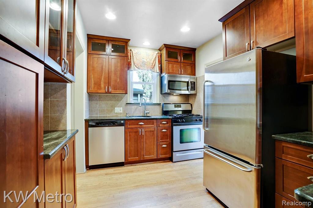 31675 Lahser Road Beverly Hills, MI 48025 - Photo 9 of 28