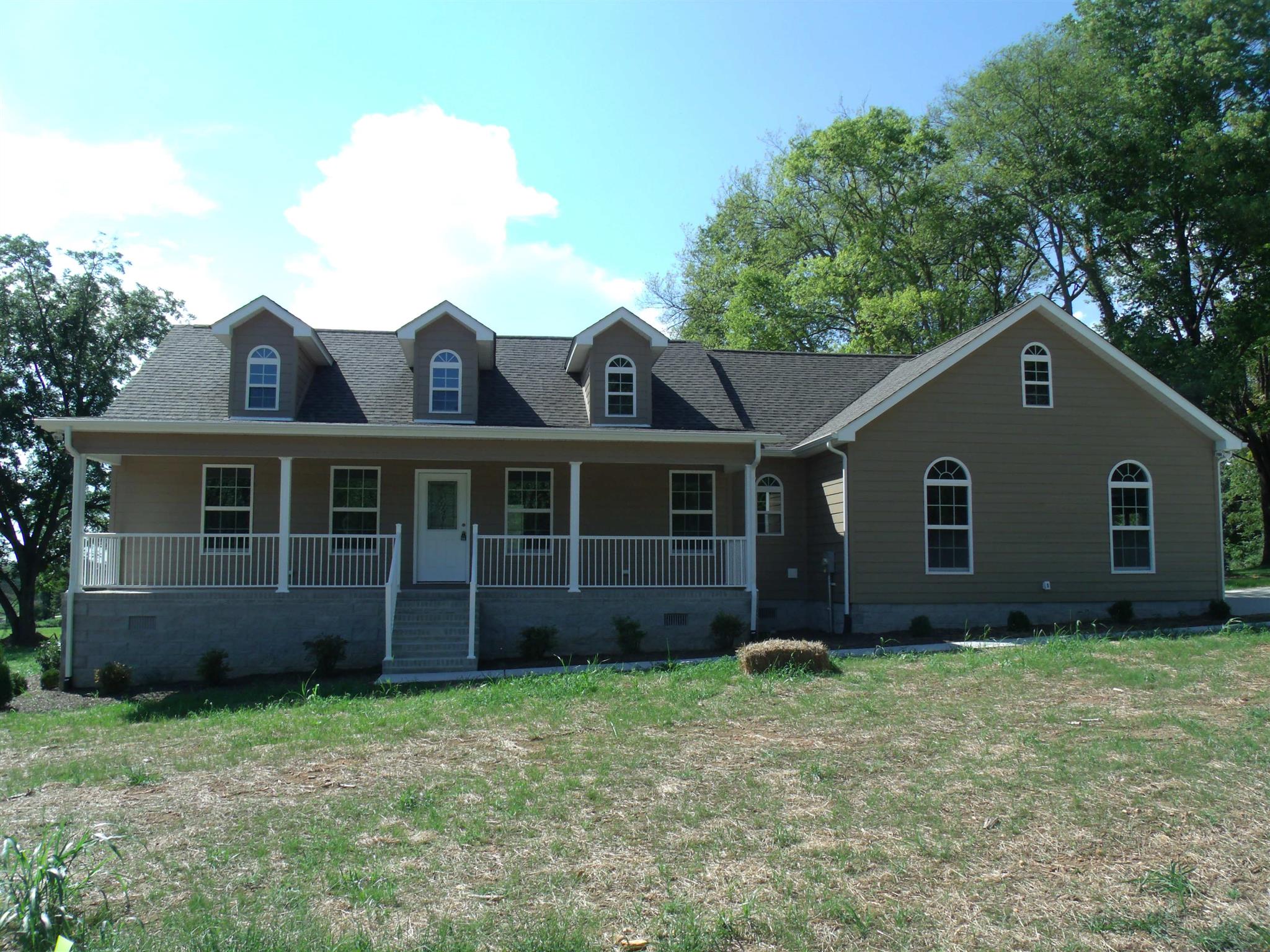 26 Liberty Road Winchester, TN 37398 - Photo 1 of 16 Beautiful new construction with a lovely rocking chair front porch.