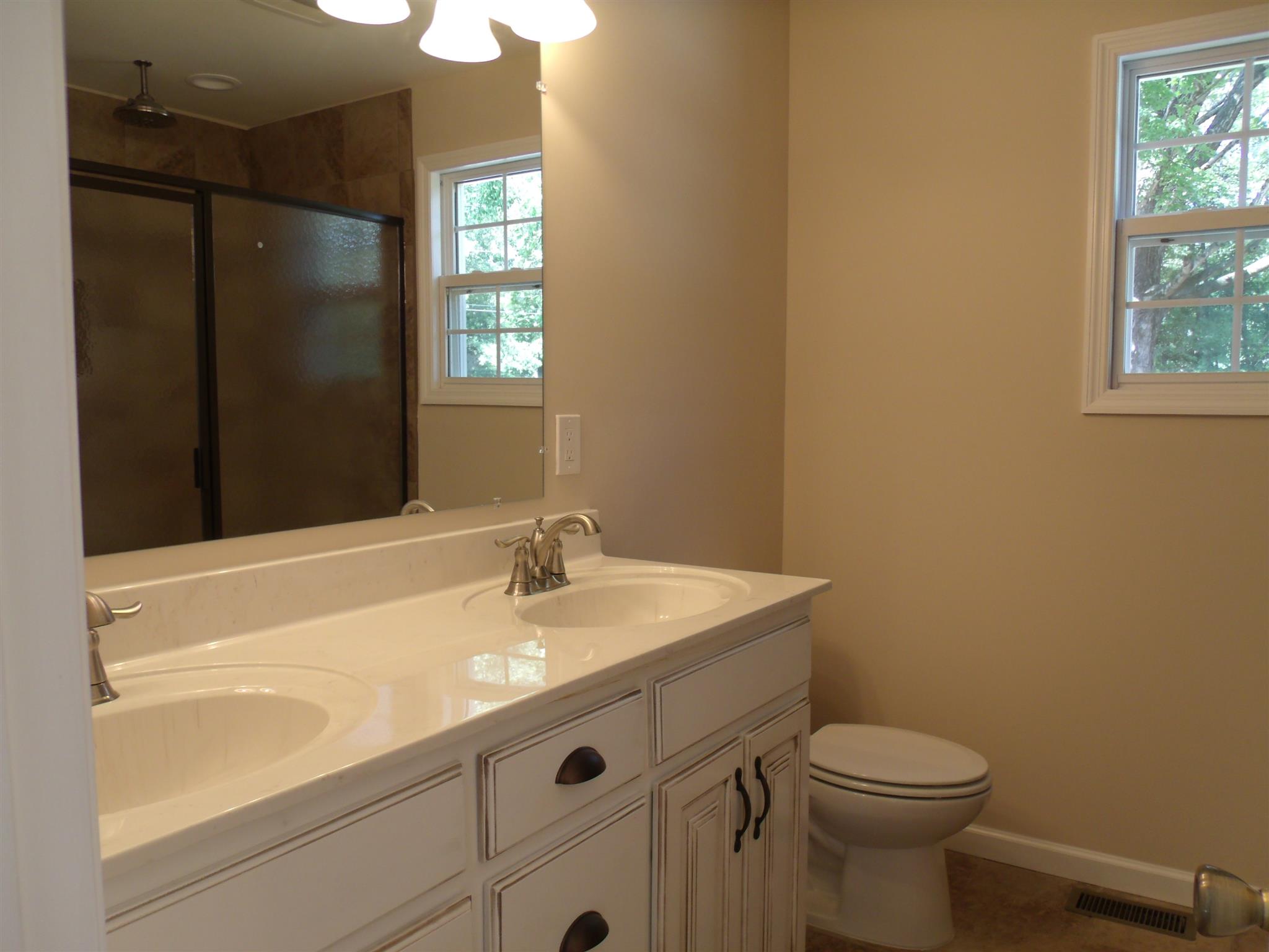 26 Liberty Road Winchester, TN 37398 - Photo 11 of 16 Double vanity in master bath.