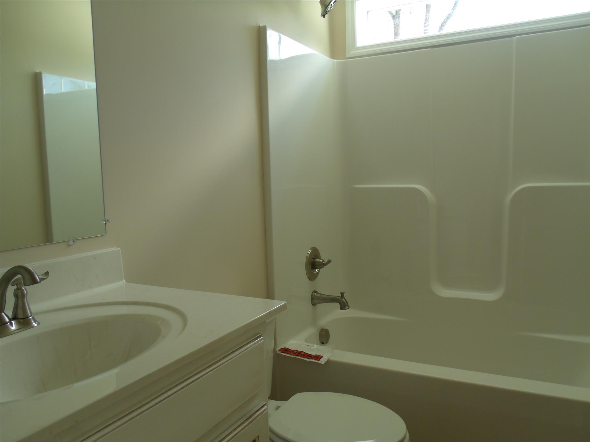 26 Liberty Road Winchester, TN 37398 - Photo 13 of 16 Guest bath offers a tub/shower combo.