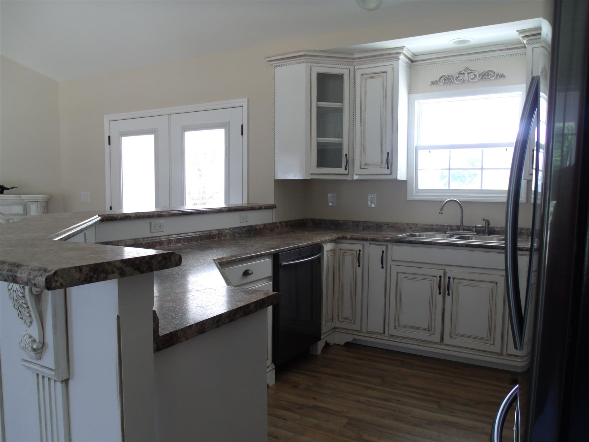 26 Liberty Road Winchester, TN 37398 - Photo 5 of 16 Kitchen comes equipped with finger print free Samsung appliances.
