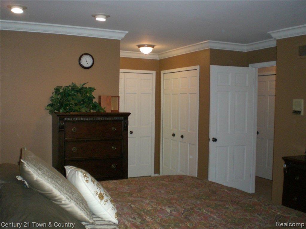 631 Deerfield Court Rochester, MI 48309 - Photo 19 of 25 His Hers Mstr BR Closets