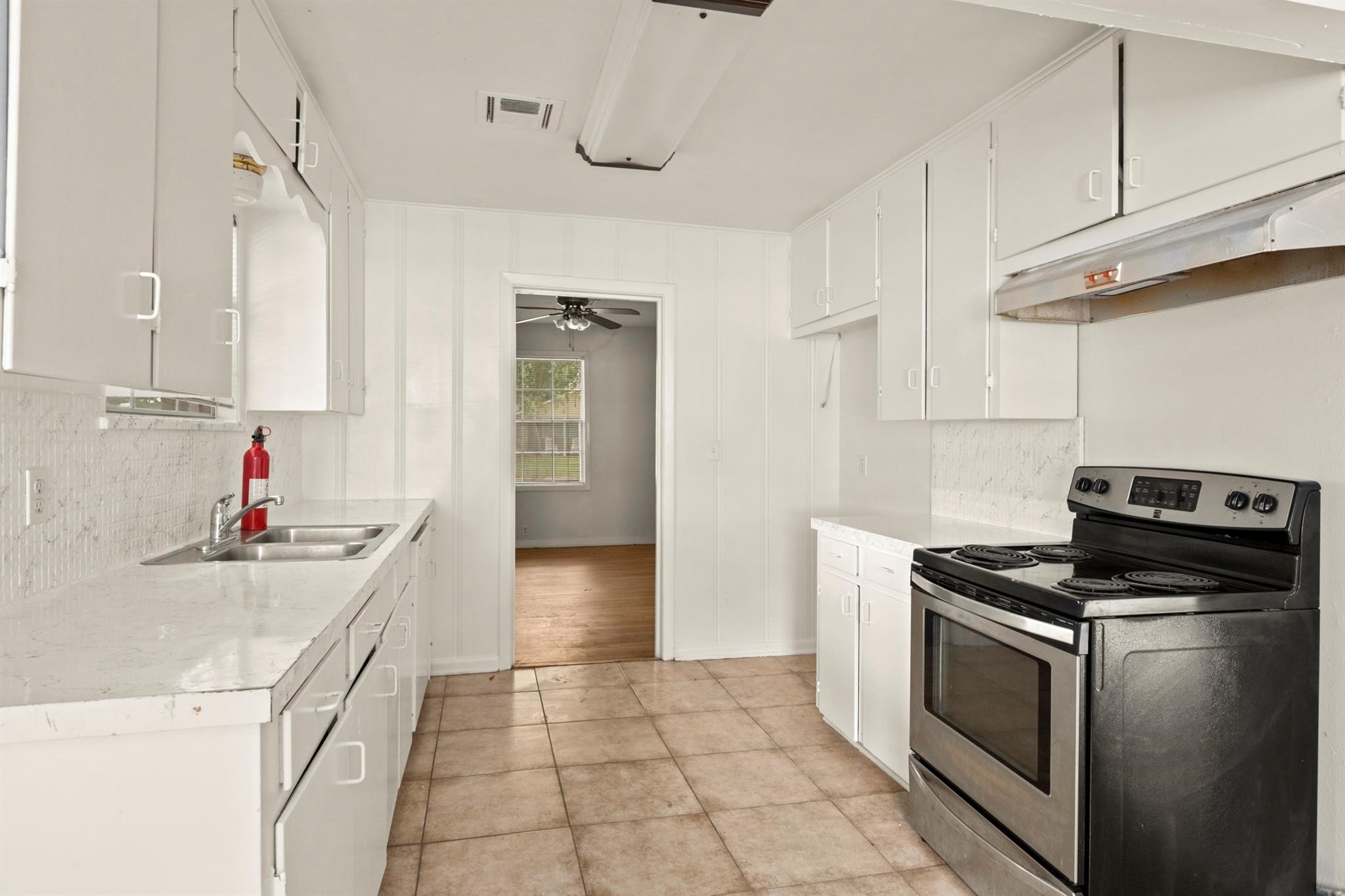 6147 Ariel Street Houston, TX 77074 - Photo 3 of 25