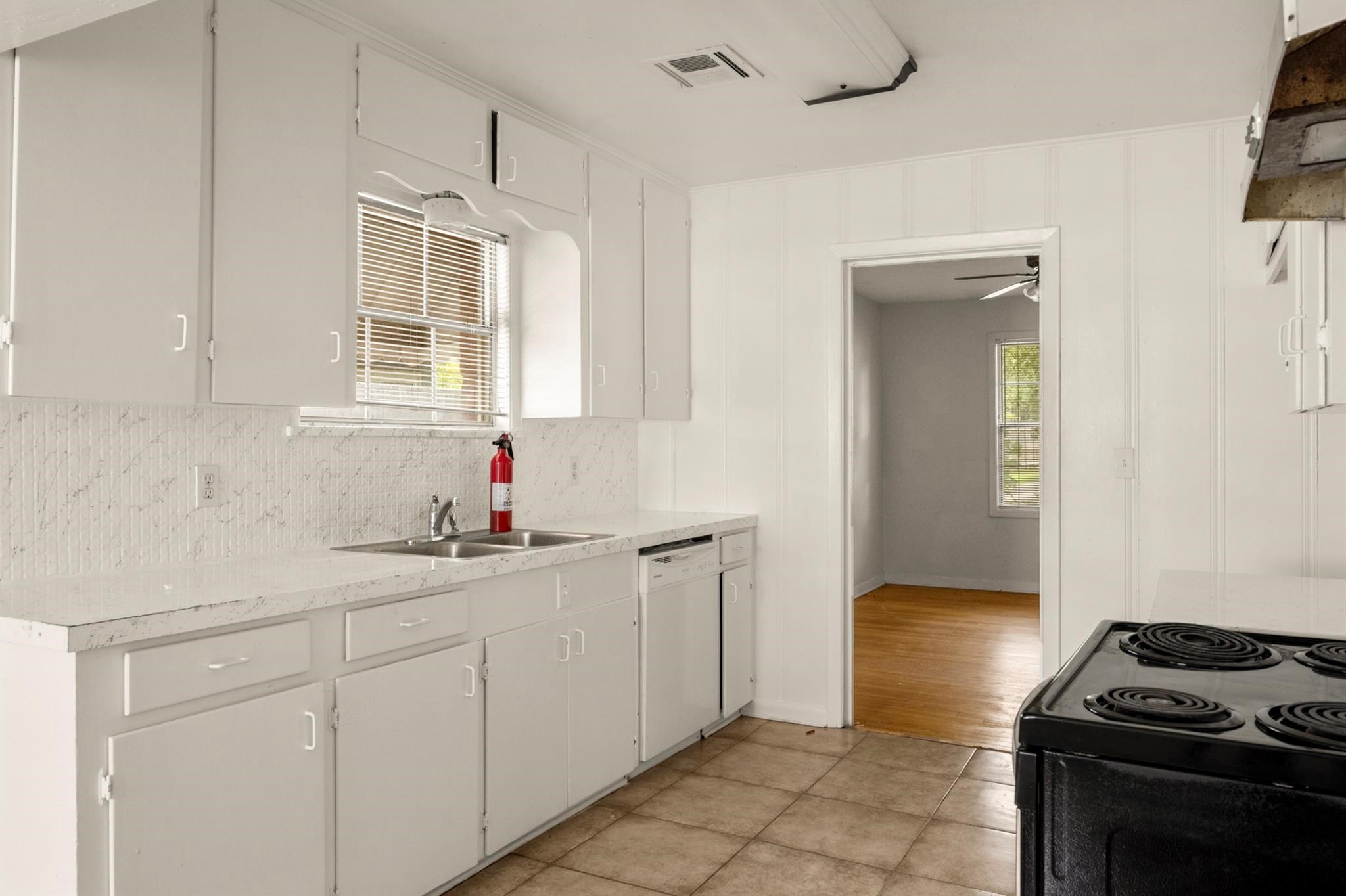 6147 Ariel Street Houston, TX 77074 - Photo 4 of 25