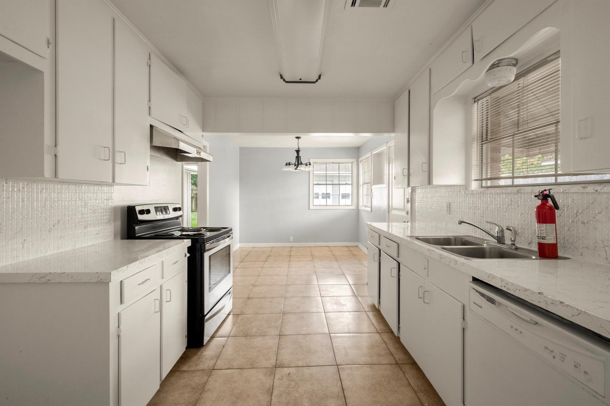 6147 Ariel Street Houston, TX 77074 - Photo 5 of 25