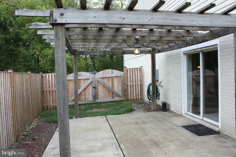 402 Longdraft Road Gaithersburg, MD 20878 - Photo 1 of 29 Exterior (Rear)