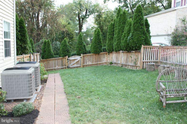 402 Longdraft Road Gaithersburg, MD 20878 - Photo 2 of 29 Exterior (Rear)