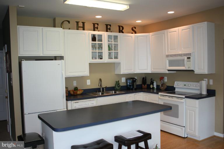 402 Longdraft Road Gaithersburg, MD 20878 - Photo 14 of 29 Kitchen