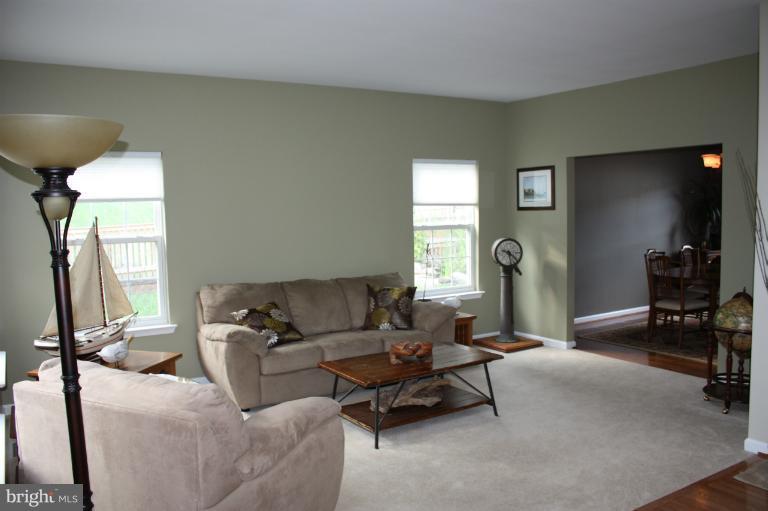 402 Longdraft Road Gaithersburg, MD 20878 - Photo 17 of 29 Living Room