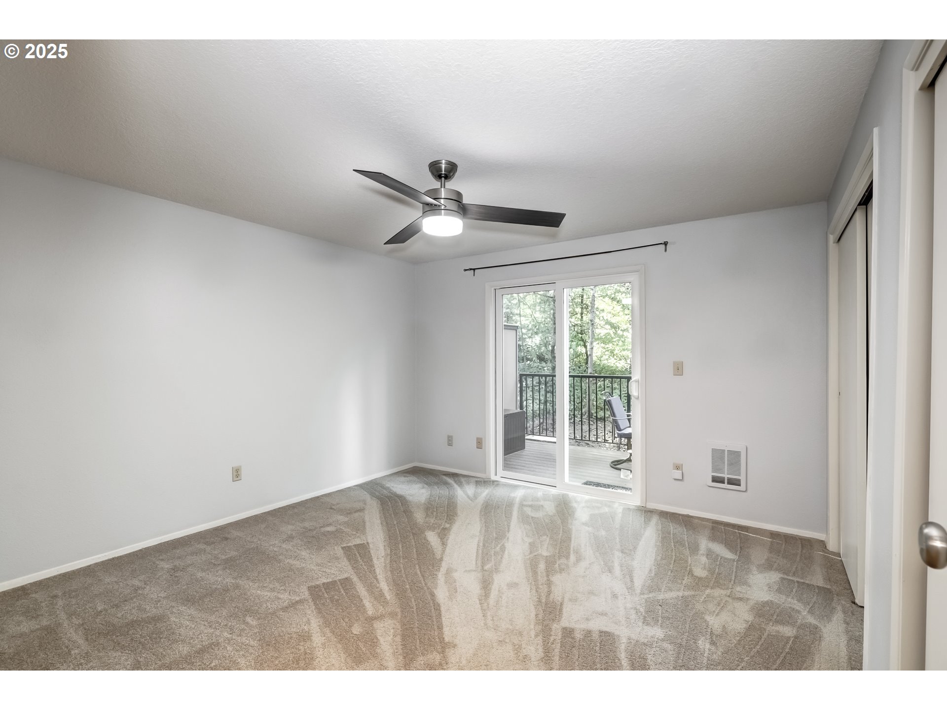 5557 Southwest Multnomah Boulevard Portland, OR 97219 - Photo 16 of 29 a view of an empty room with a window
