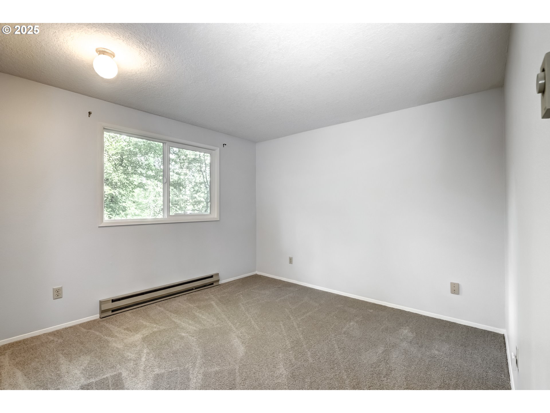 5557 Southwest Multnomah Boulevard Portland, OR 97219 - Photo 19 of 29 a view of an empty room with a window