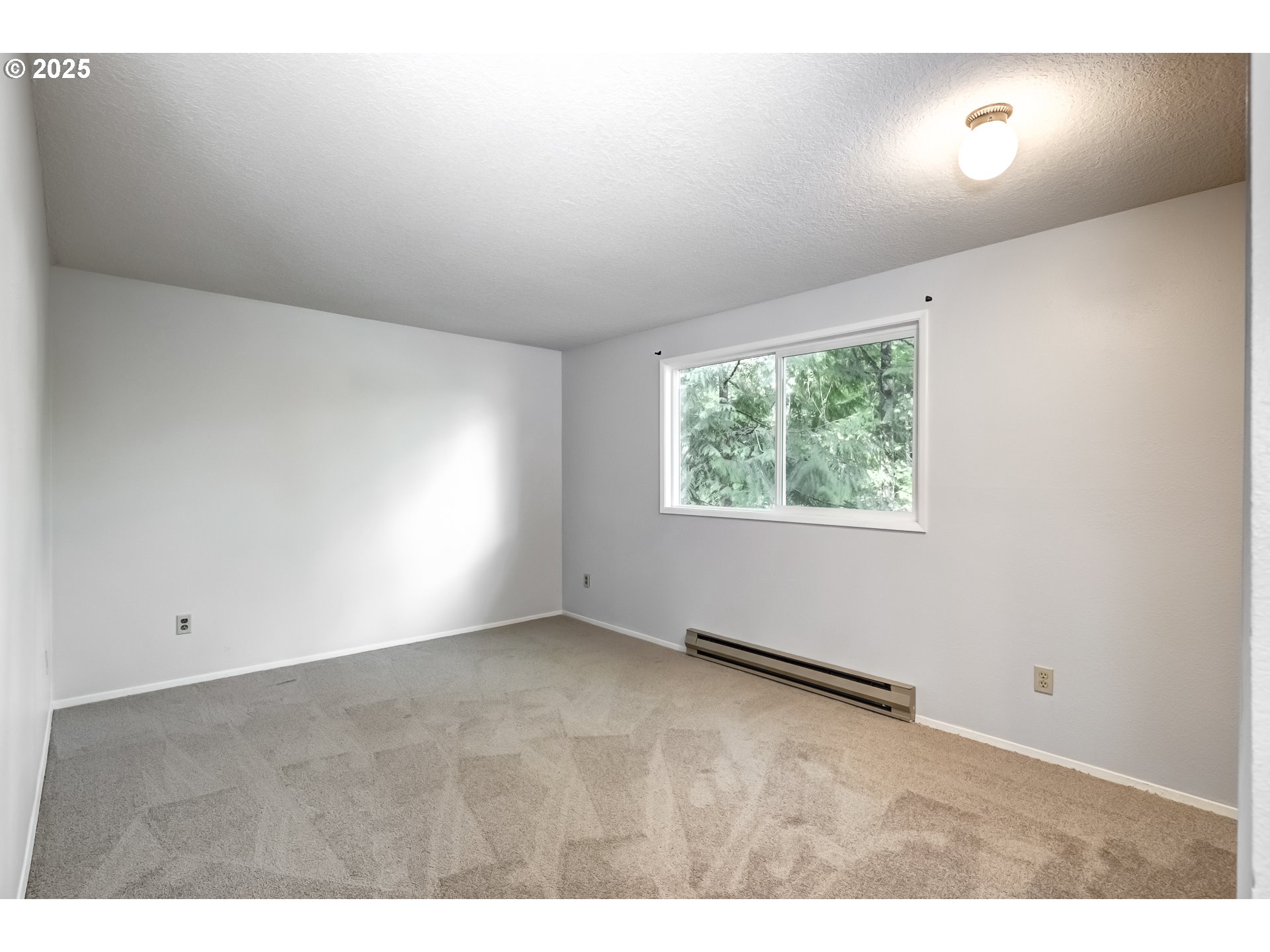 5557 Southwest Multnomah Boulevard Portland, OR 97219 - Photo 21 of 29 an empty room with a window
