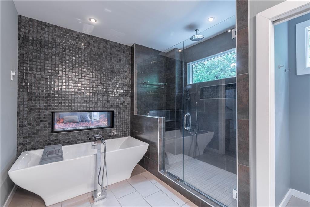 892 Durant Place Northeast Atlanta, GA 30309 - Photo 28 of 51 a bathroom with a bathtub and a sink