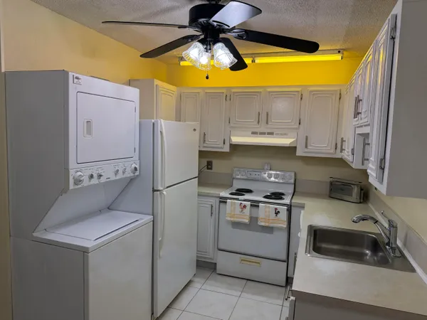 $2,000 | 8540 Chevy Chase Drive, Unit 8540, Boca Raton, FL 33433