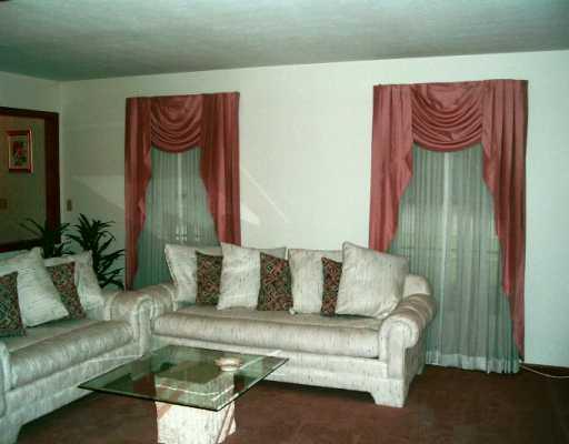 236 Meridian Butler, PA 16001 - Photo 5 of 8 Living Room.