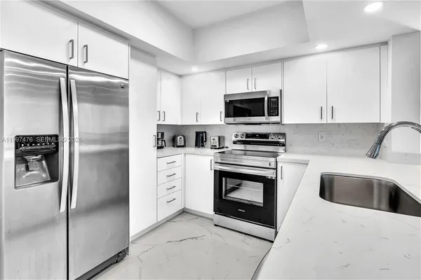 $7,000 | 17375 Collins Avenue, Unit 1703, Sunny Isles Beach, FL 33160