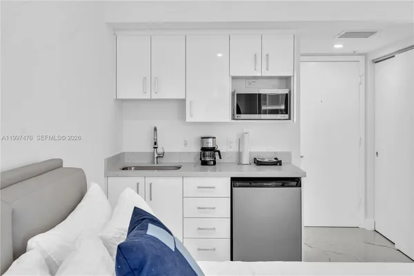$7,000 | 17375 Collins Avenue, Unit 1703, Sunny Isles Beach, FL 33160