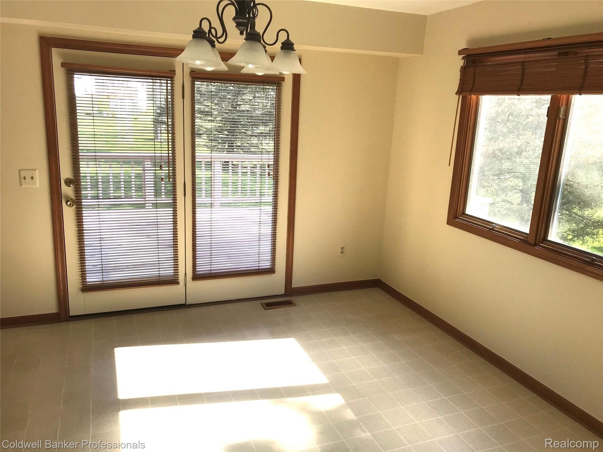 3476 West Drahner Road Oxford, MI 48371 - Photo 14 of 36 dining area 1.jpg