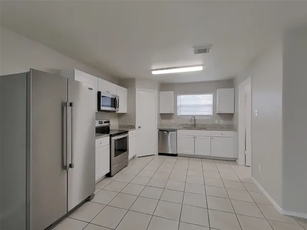 $2,039 | 5521 Rio Alamo Street, Rosharon, TX 77583
